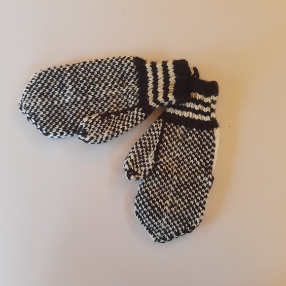 Handmade mittens - Picture 3 of 4